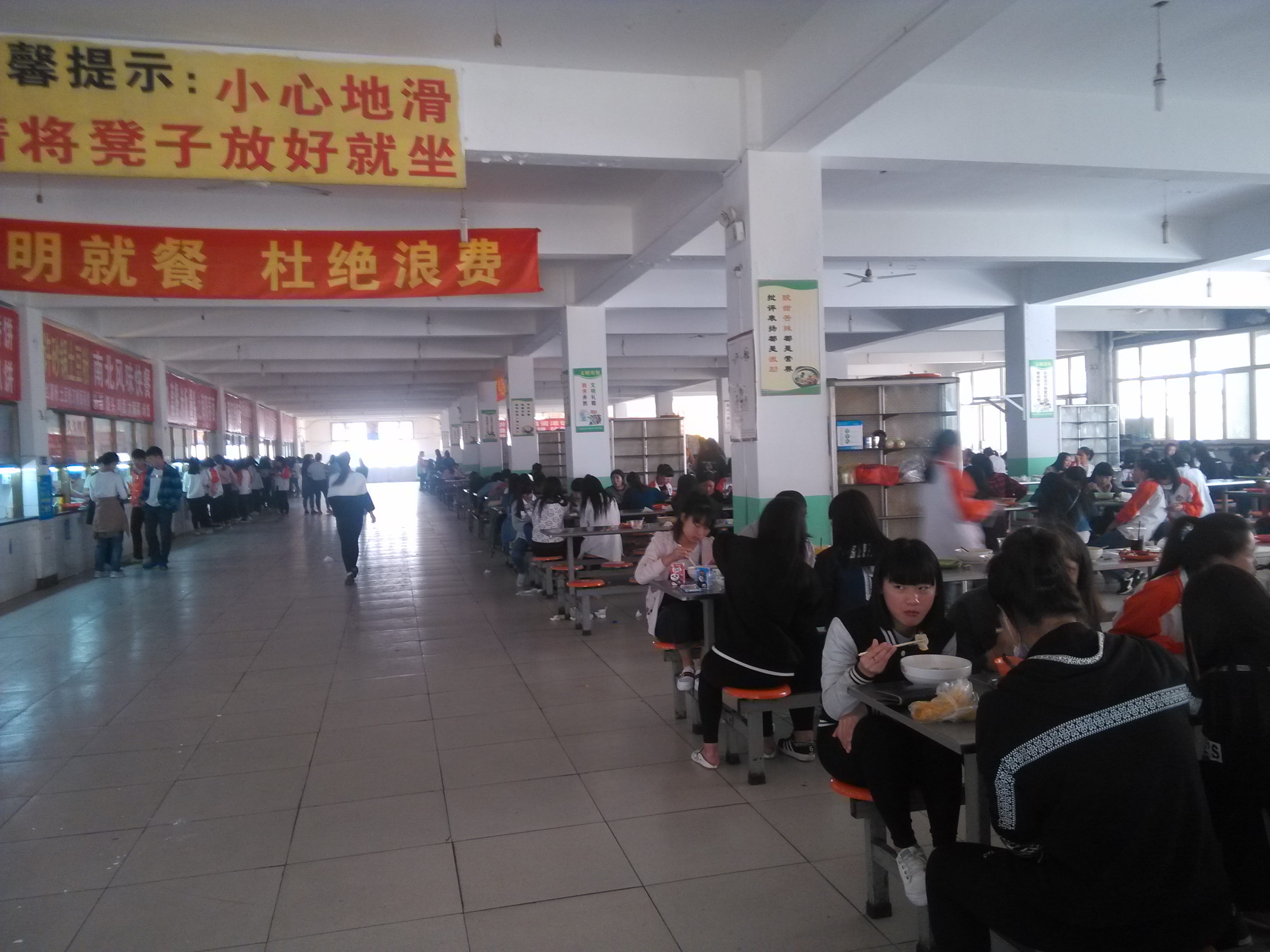 石家莊白求恩醫(yī)學(xué)院食堂內(nèi)部圖片