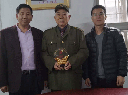 趙英校長與學校領導合影