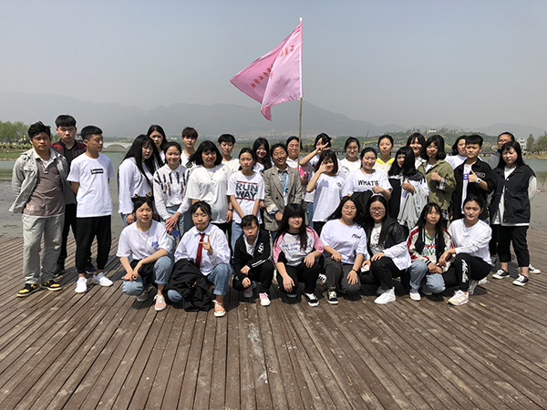 拓展提升素質(zhì)，凝聚放飛夢想—學(xué)校全體師生戶外拓展活動