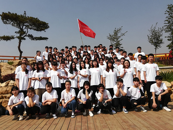拓展提升素質(zhì)，凝聚放飛夢想—學(xué)校全體師生戶外拓展活動