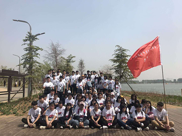 拓展提升素質(zhì)，凝聚放飛夢想—學(xué)校全體師生戶外拓展活動
