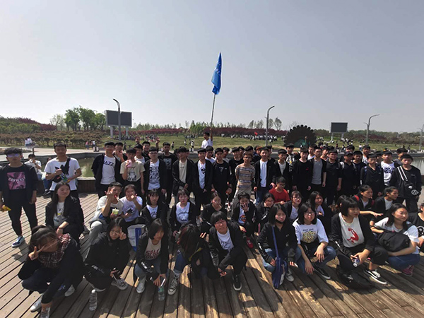 拓展提升素質(zhì)，凝聚放飛夢想—學(xué)校全體師生戶外拓展活動