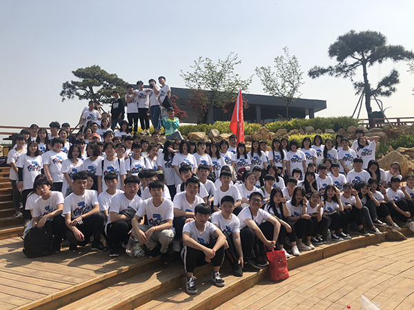 拓展提升素質(zhì)，凝聚放飛夢想—學(xué)校全體師生戶外拓展活動