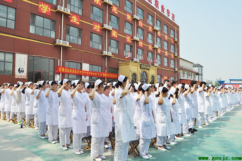 揚(yáng)青春風(fēng)采，展我校禮儀——我校隆重舉行5.12國(guó)際護(hù)士節(jié)禮儀大賽