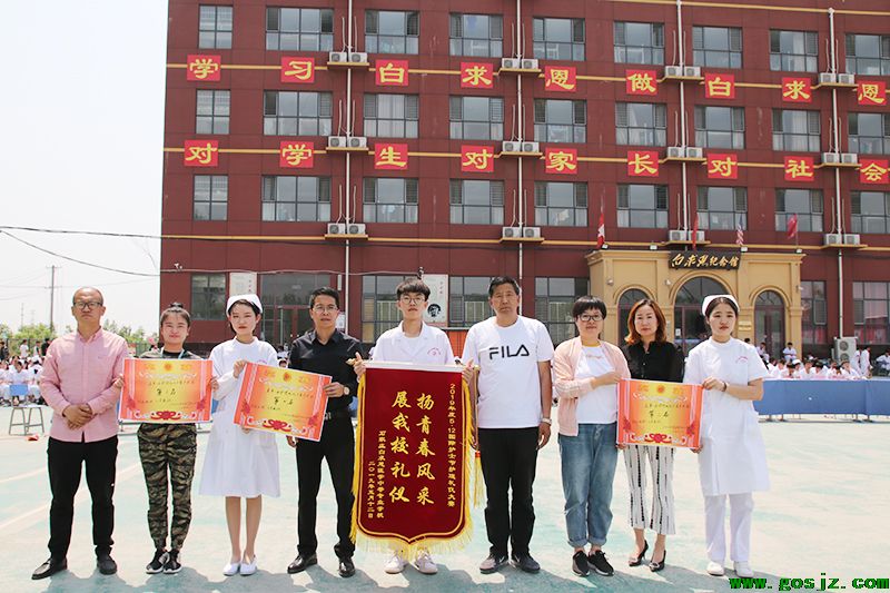 揚(yáng)青春風(fēng)采，展我校禮儀——我校隆重舉行5.12國(guó)際護(hù)士節(jié)禮儀大賽