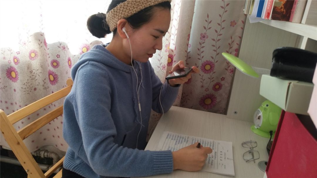 張慧老師在給大家上德育課.jpg